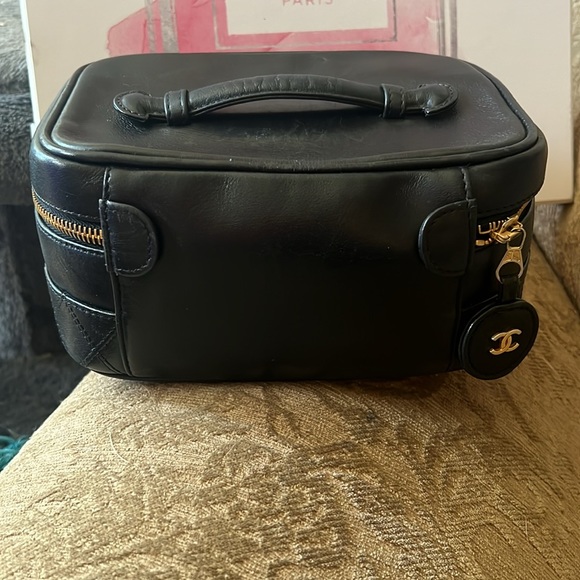 Beautiful Lambskin leather CHANEL Vanity in very good used condition - Picture 2 of 11